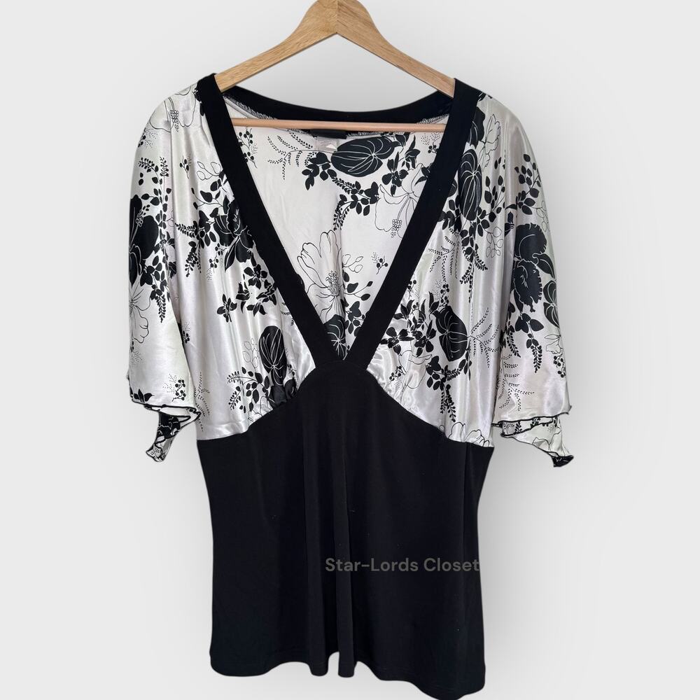 Torrid Floral Babydoll Empire Waist Top Black White V-Neck 3/4 Sleeve Tunic